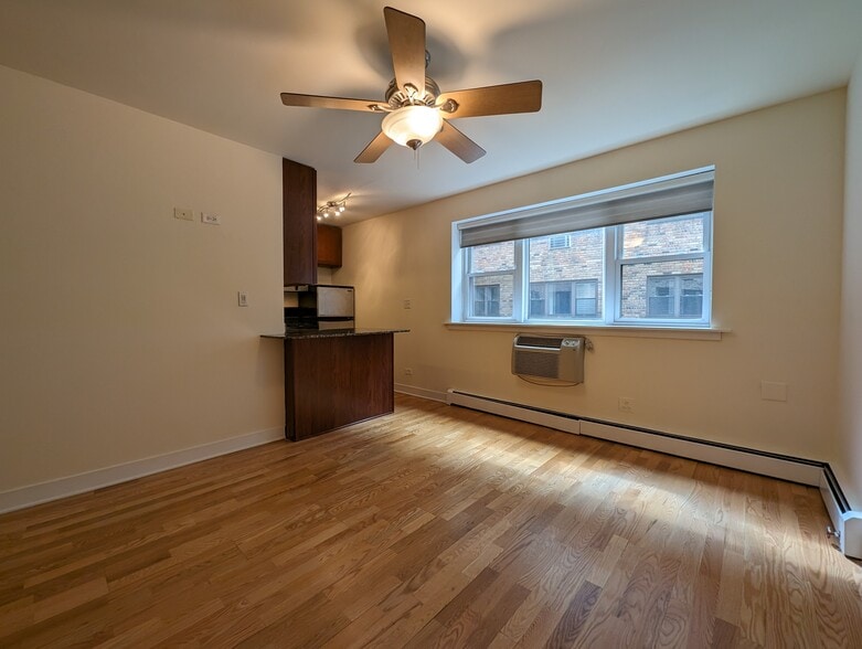 Building Photo - 643 W Wrightwood Ave