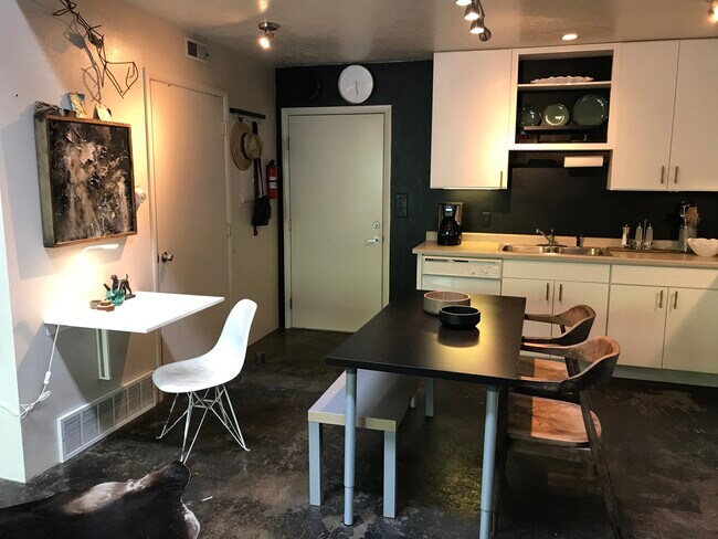 Building Photo - 440 W 900 S