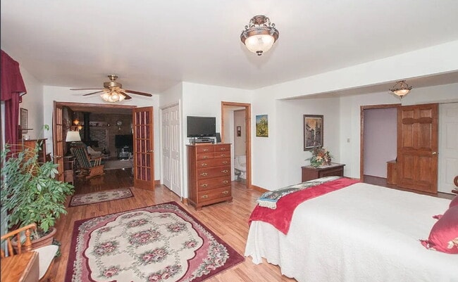 Building Photo - "Charming 2-Bed Home with Spacious 1700 Sq Ft Layout, FENCED yard!"