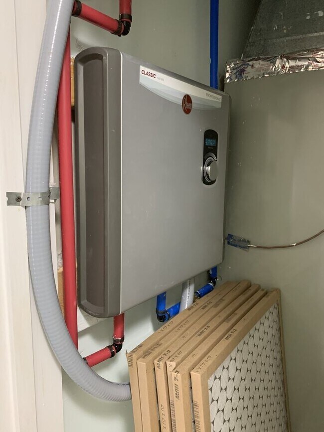 Building Photo - Condo available 8/7! All utilities included