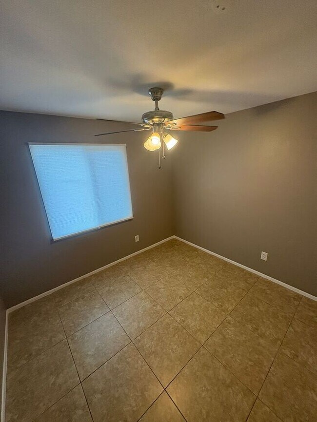 Building Photo - READY TO VIEW NOW! Spacious 3 Bed 1 Bath Home in Phoenix with all New Windows