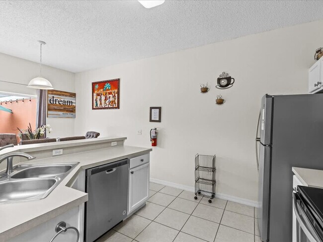 Building Photo - 113 Pompano Beach Dr