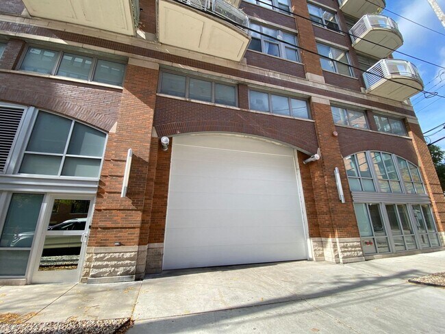 Building Photo - 933 W Van Buren St