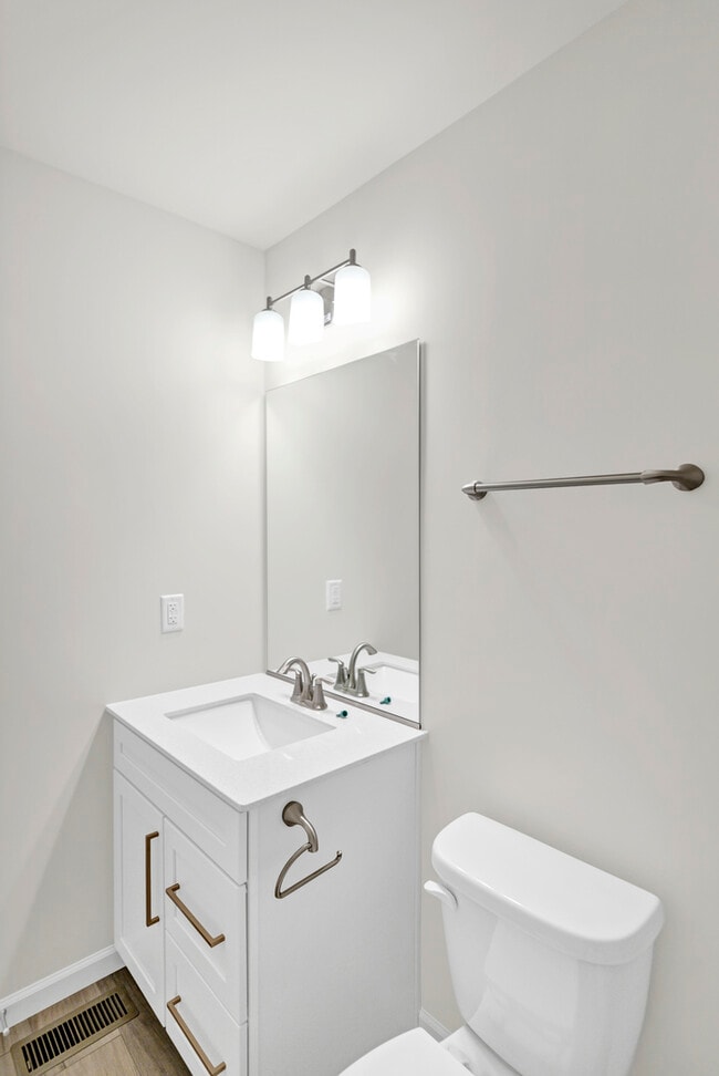 Building Photo - 668 Branson Dr