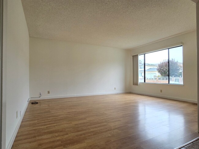 Building Photo - Spacious Home with Open Floorplan, Fresh P...