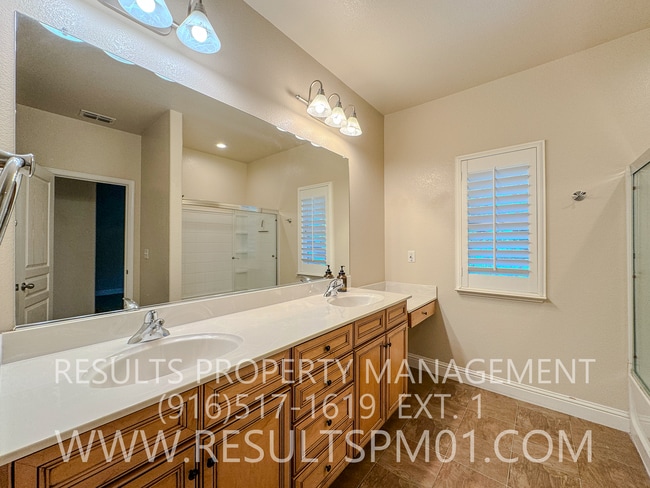 Building Photo - Lovely 3 bedroom in great location