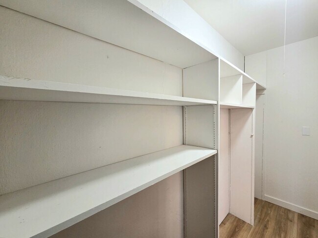 Building Photo - 300 S Franklin Ave