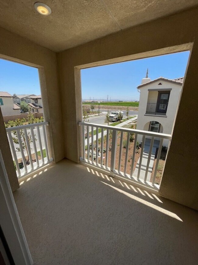 Building Photo - Newer Condo Over 2000 sq feet in Ontario
