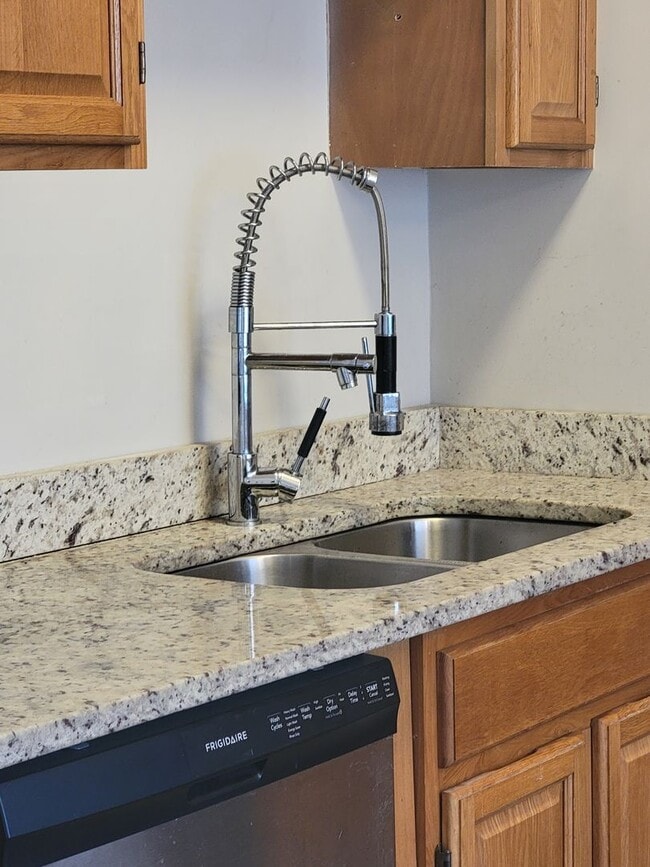 Building Photo - Super cute updated ranch! - Walk to Keningston Train Station - Self-Showings Available.