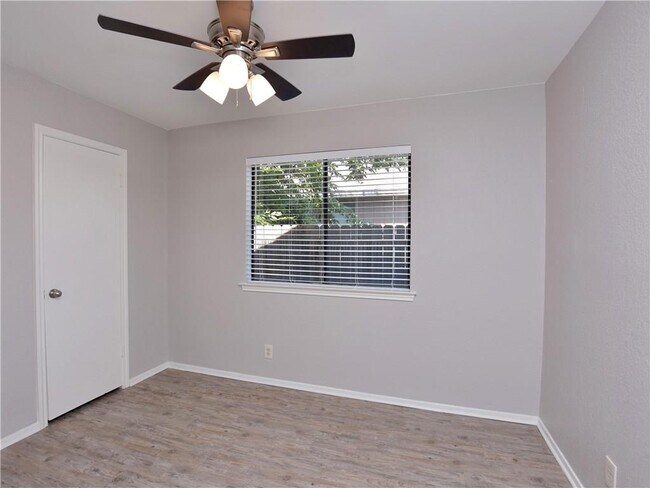 Building Photo - 802 Primrose Ln