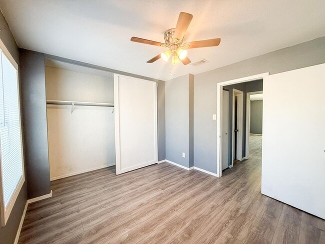 Building Photo - Spacious 2 story townhouse with fenced yard!