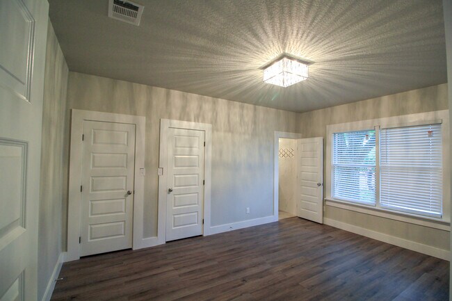 Building Photo - Historic 3/2 Adorable Remodel in Dignowity...
