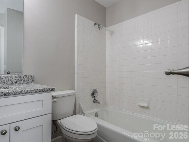 Building Photo - 406 W 9th St