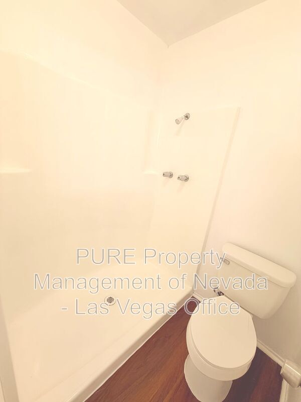 Building Photo - 1405 E Vegas Valley Dr