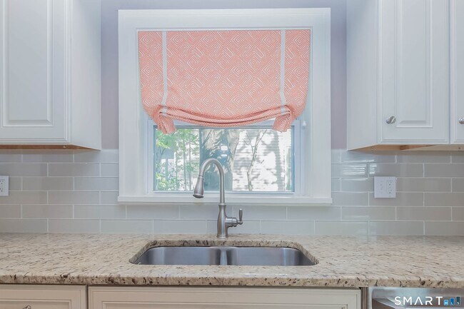 Building Photo - 798 Mill Plain Rd