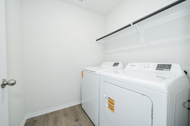 Building Photo - 2139 Thornton Dr