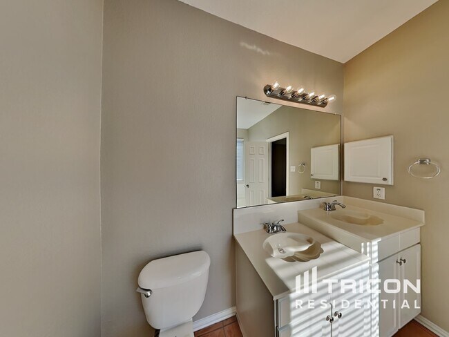 Building Photo - 523 Pinnacle Dr