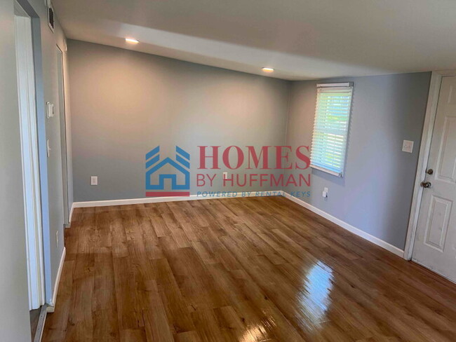 Building Photo - Three Bedroom House | Off Diamond Avenue