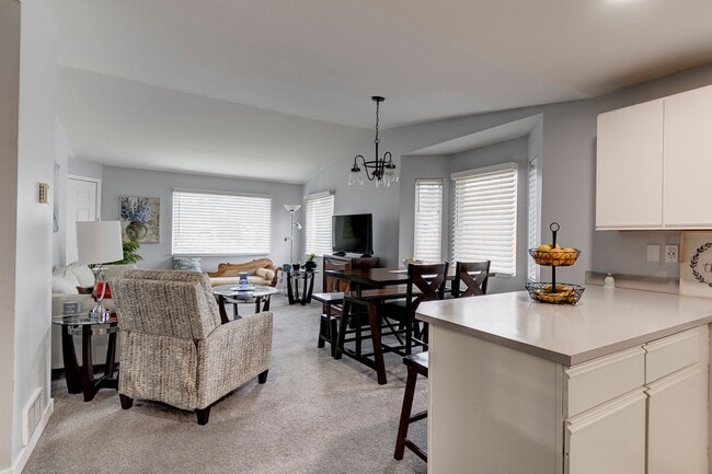 Building Photo - Second Story 2 bed 2 bath condo - W/S/G included!