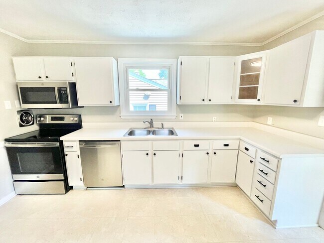 Building Photo - Beautiful 3 Bed 1 Bath Home Located near target shopping center off of Battleground in desirable ...