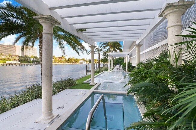 Building Photo - 9821 E Bay Harbor Dr