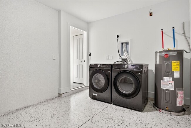 Building Photo - 1108 Eauclaire St E