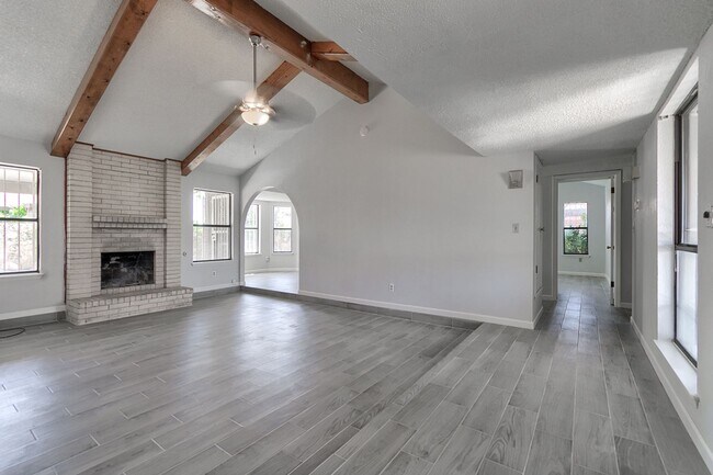 Building Photo - Spacious family home in a great neighborhood