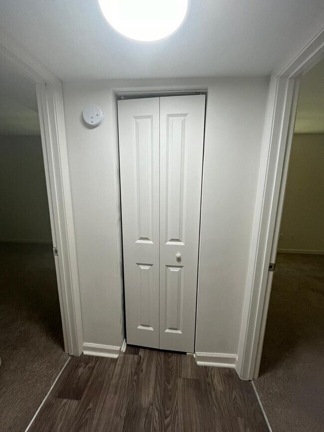 Building Photo - Modern 2-Bed, 1-Bath Oasis with Central Ai...