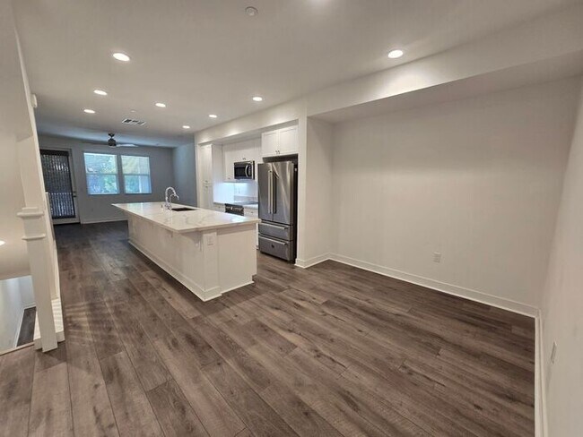Building Photo - Modern Oceanside Home with Spacious Layout in a Desirable Community