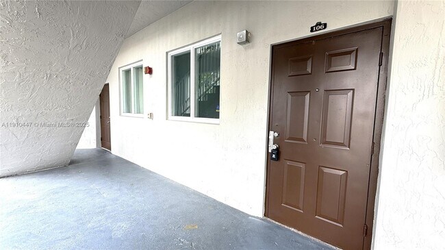 Building Photo - 1692 SE 29th Ct