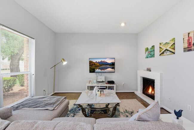 Building Photo - 1011 Fountain View Dr