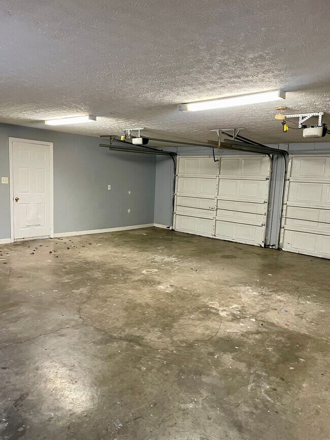 Building Photo - Available 3/30/2026- Charming Cape Cod in Halls