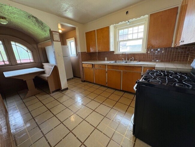 Building Photo - Spacious 4-Bedroom Akron Home with Charming Kitchen Nook & Backyard & Pet Friendly