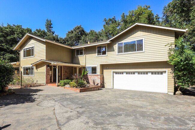 Building Photo - Amazing 4 Bedrooms 2 full bathrooms and 2 ...