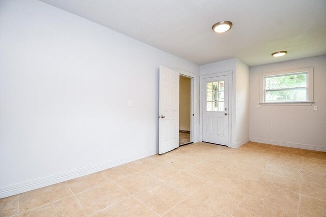 Building Photo - 707 Thistlewood Dr