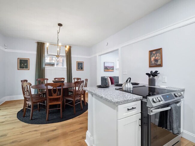 Building Photo - 2010 Chesterland Ave