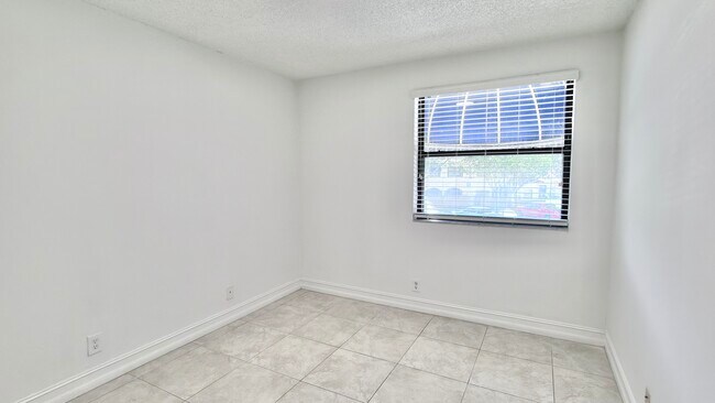 Building Photo - 501 Racquet Club Rd