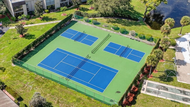 Building Photo - 708 Lago Rd