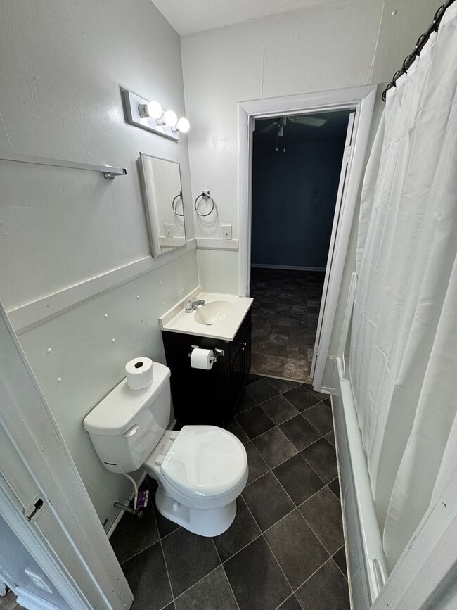Building Photo - Cozy 3 bed 1.5 bath with Backyard