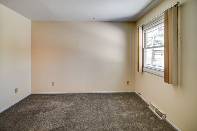 Building Photo - 12 Brompton Cir