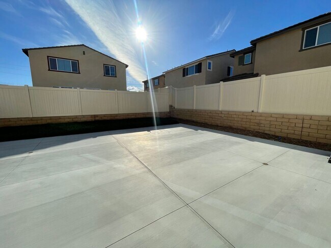 Building Photo - Beautiful Three Bedroom Two and a Half Bathroom Home in Murrieta!