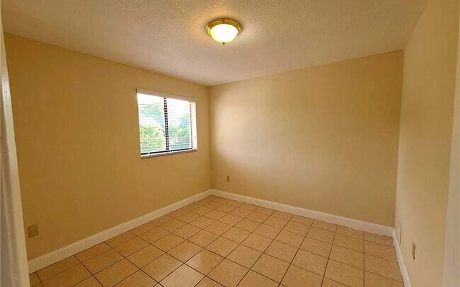 Building Photo - 2710 W 60th Pl