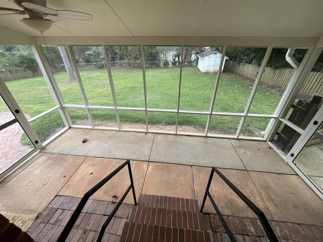Building Photo - 717 Glen Eden Dr