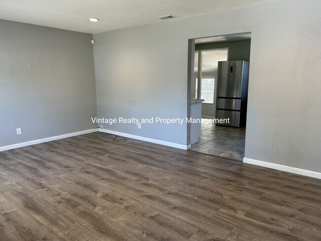 Building Photo - New On The Rental Market This Nice Single Story 3 Bedroom Home!!!