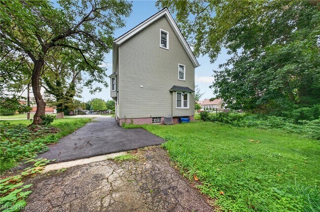 Building Photo - 10524 Lee Ave