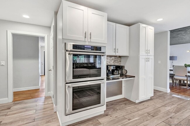 Building Photo - 26 Pearsall Pl