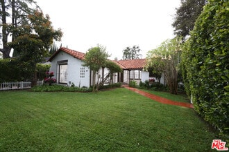 Building Photo - 755 N Crescent Heights Blvd