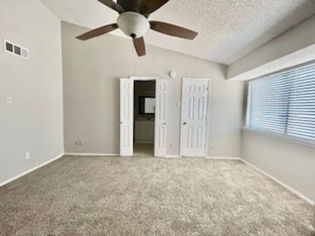Building Photo - Updated 2 Bed, 3 Bath Condo in Prime North Dallas Location!