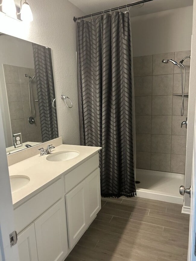 Building Photo - 4-bedroom 2-bathroom house for rent! HOUSING ACCEPTED!