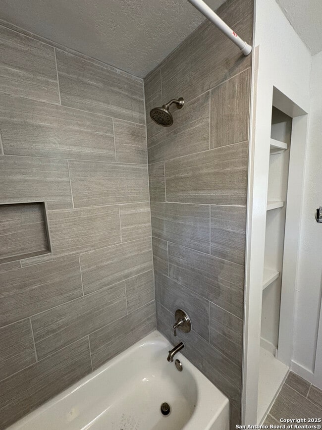 Building Photo - 355 Cresham Dr